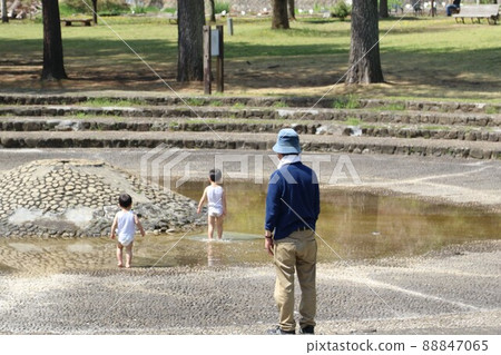 2021年在被選為日本最幸福的城鎮的埼玉縣鳩山町鄉村公園，爺爺看著小孫子的弟弟在水中玩耍。 88847065