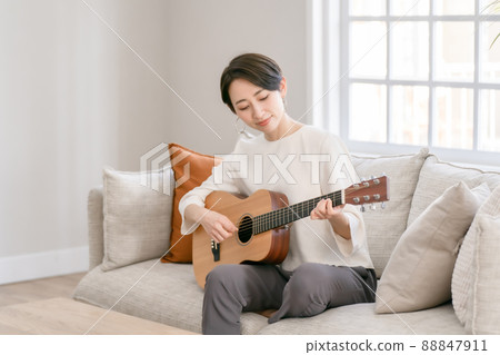 Woman playing the guitar Middle 88847911
