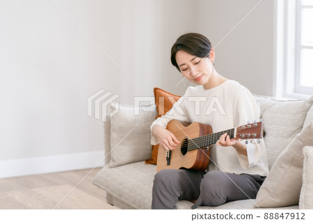 彈吉他的女人中間 88847912