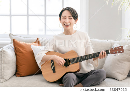 彈吉他的女人中間 88847913