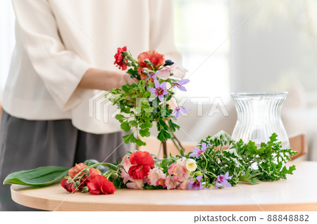 Flower arrangement female hand Flower arrangement female hand 88848882