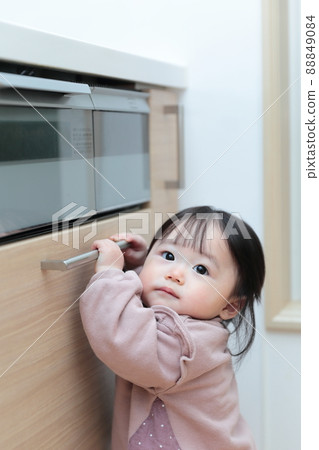 嬰兒惡作劇在爐子上的開關 88849084