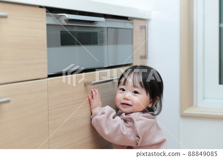嬰兒惡作劇在爐子上的開關 嬰兒惡作劇在爐子上的開關 88849085