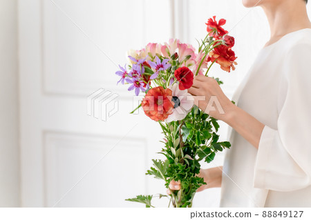 Flower artist female bouquet 88849127