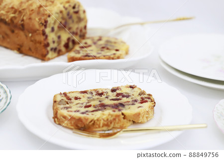 手工磅蛋糕/白色背景 手工磅蛋糕/白色背景 88849756