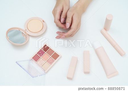 擺在桌子上的化妝品和女人的手 88850871