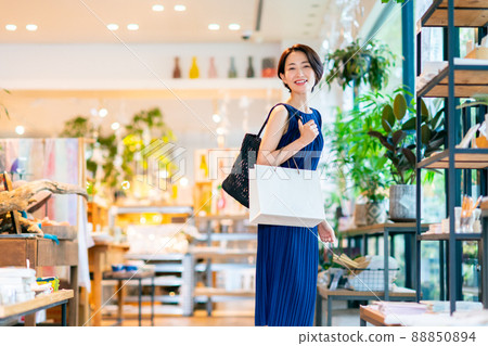 Middle woman shopping Middle woman shopping 88850894