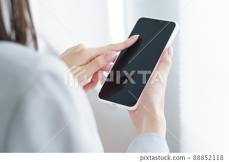 拿著智能手機的女人 88852118