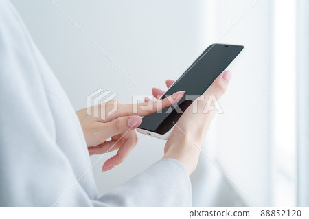 拿著智能手機的女人 88852120