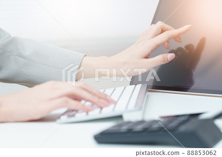 Touch the display of the PC with your finger 88853062