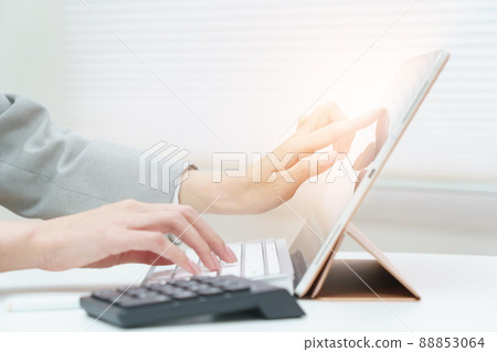 用手指觸摸 PC 的顯示屏 用手指觸摸 PC 的顯示屏 88853064