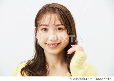 黃色針織少女時尚劉海透視劉海的年輕女子 88853516