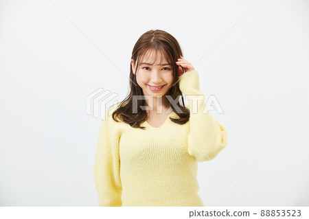 黃色針織少女時尚劉海透視劉海的年輕女子 88853523