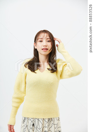 黃色針織少女時尚劉海透視劉海的年輕女子 88853526