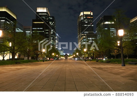 東京站大樓和丸之內站前廣場/行子通的夜景 東京站大樓和丸之內站前廣場/行子通的夜景 88854093