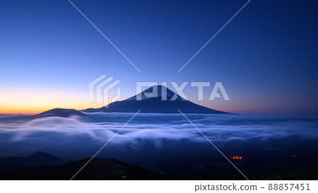 (山梨縣)黎明時分從富士山和雲海和龍岳眺望絕景 (山梨縣)黎明時分從富士山和雲海和龍岳眺望絕景 88857451