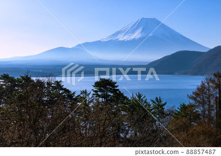 （山梨縣）朝霧環繞的夢幻富士山和本栖湖 88857487