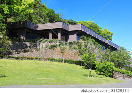 [鹿兒島縣]晴空下的仙岩園（松風軒）石牆和薩摩燒 88859384