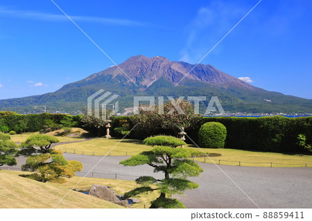 [Kagoshima Prefecture] Sakurajima seen from Sengan-en under clear skies 88859411