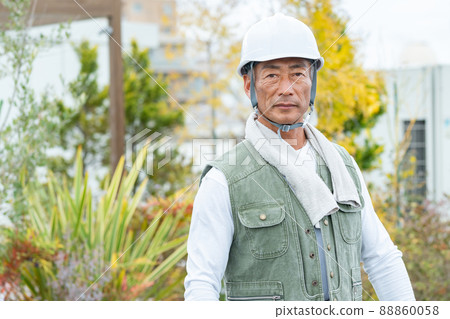 在建築工地工作的高級男工 88860058