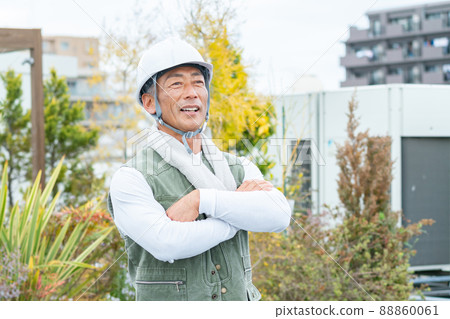 在建築工地工作的高級男工 88860061