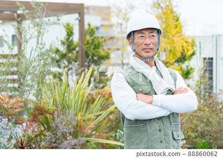 在建築工地工作的高級男工 88860062