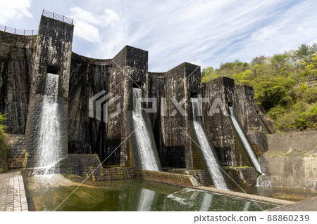 Very beautiful Honen Pond Dam in Kanonji City, Kagawa Prefecture, Japan 88860239