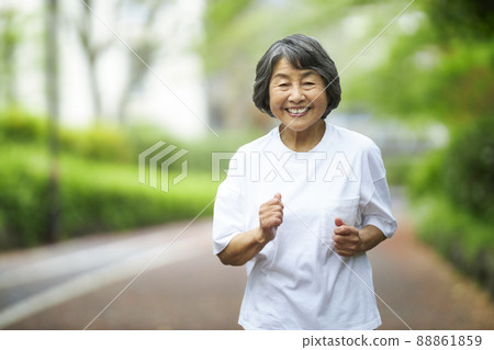 微笑著慢跑的高級女人 微笑著慢跑的高級女人 88861859