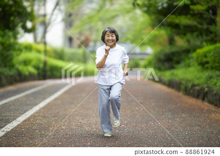 微笑著慢跑的高級女人 88861924