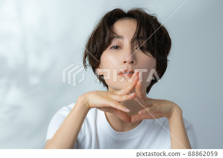 A woman with short hair 88862059