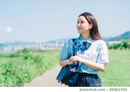 穿著夏天衣服的女高中生 88862500