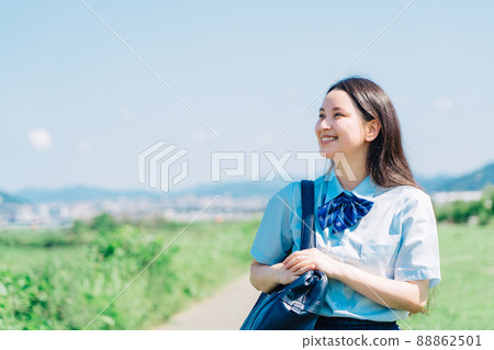 穿著夏天衣服的女高中生 88862501