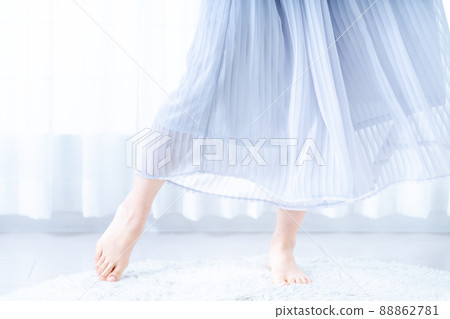 Women's feet in pleated skirts [parts cut] 88862781