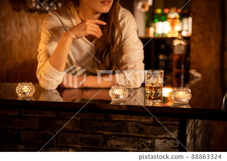 在酒吧櫃檯 BAR 戴著臉頰棒的女人 在酒吧櫃檯 BAR 戴著臉頰棒的女人 88863324