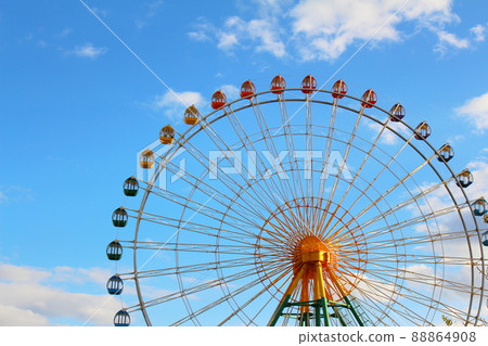 Ferris wheel that shines in the blue sky Ferris wheel that shines in the blue sky 88864908