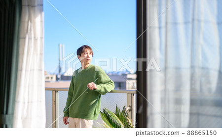 時至今日，少年也望著遠處的城市。 88865150