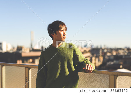 Even today, the young man was looking at a distant city. 88865152