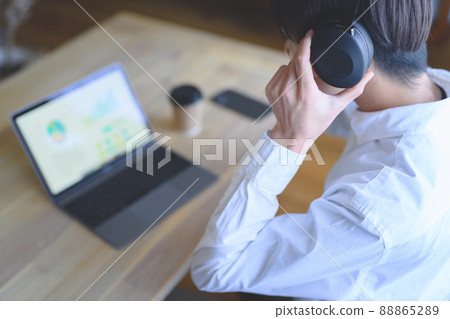 戴耳機的男士 88865289