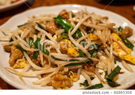 Stir-fried vegetables in a very delicious Japanese izakaya 88865308