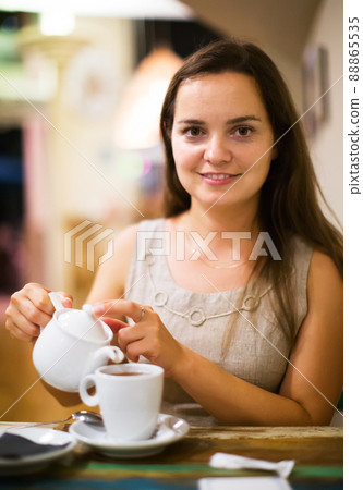 Young girl rests in cafe 88865535