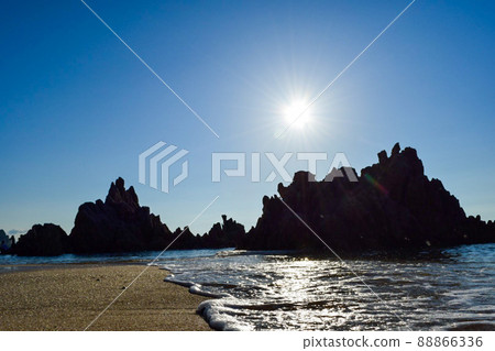 沐浴在陽光下的岩石景觀 88866336