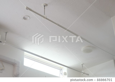 Hoscreen attached to the ceiling of the living room Indoor clothes drying 88866701