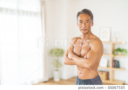Muscle training bodybuilder senior 88867585