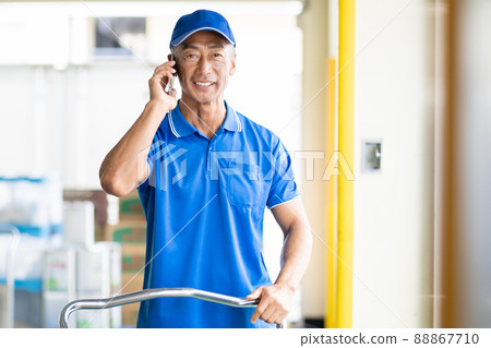 Warehouse smartphone male driver 88867710