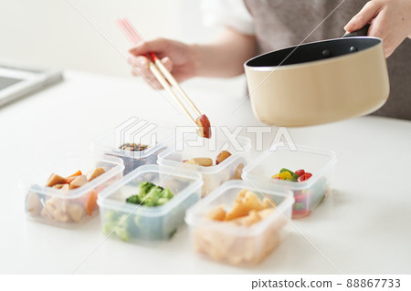 亞洲女人在廚房做飯 88867733