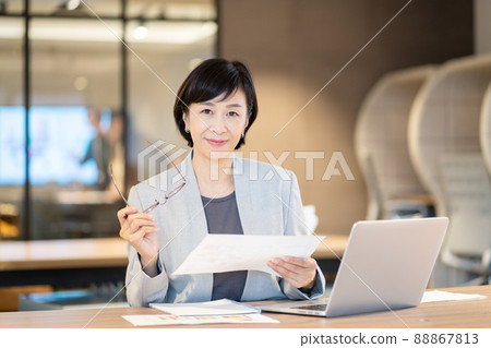 Business woman middle woman office shooting cooperation: WEEK Shibadaimon (Sun Frontier Fudousan) Business woman middle woman office shooting cooperation: WEEK Shibadaimon (Sun Frontier Fudousan) 88867813