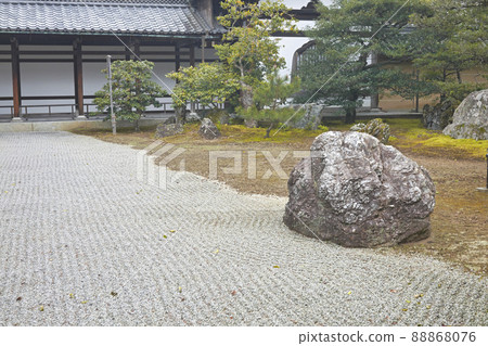 Sand crests in a Japanese garden in Kyoto Prefecture 88868076