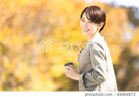 Female autumn leaves portrait Female autumn leaves portrait 88868672