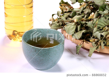Houttuynia cordata tea and dried Houttuynia cordata leaves 88868832