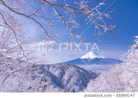《Yamanashi Prefecture》 Mt. Fuji and rime on trees ・ Winter scenery of Japan 88869147